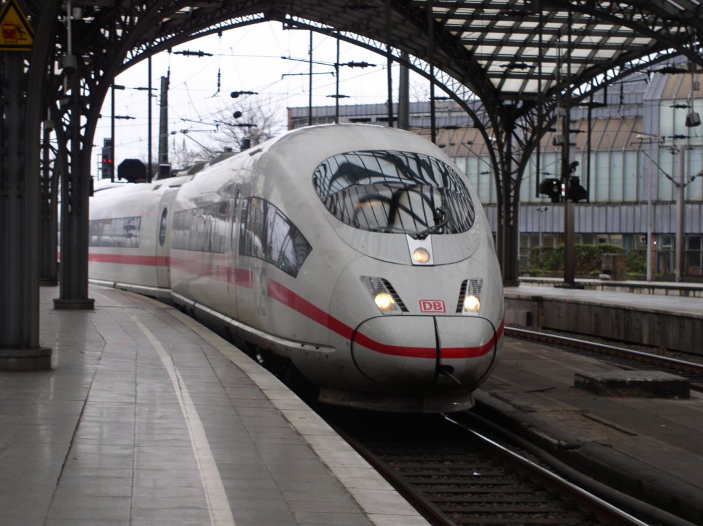 Ein leider unbekannt gebliebener 403 am 28.11.09 bei der Einfahrt im Klner Hbf. Der Zug kommt aus dem Bbf Kln-Deutzerfeld und wird in Krze mit einem zweiten 403 nach Basel SBB fahren.
