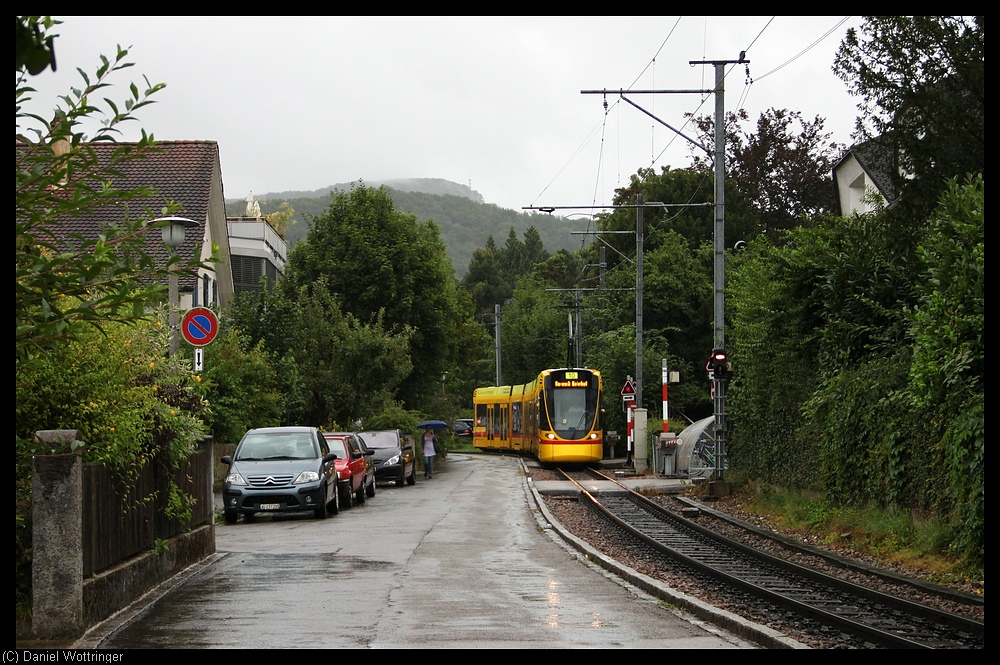 Ein leider unbekannt gebliebenes Tango-Tram durchfhrt am 16. August 2010 das beschauliche rtchen Arlesheim.