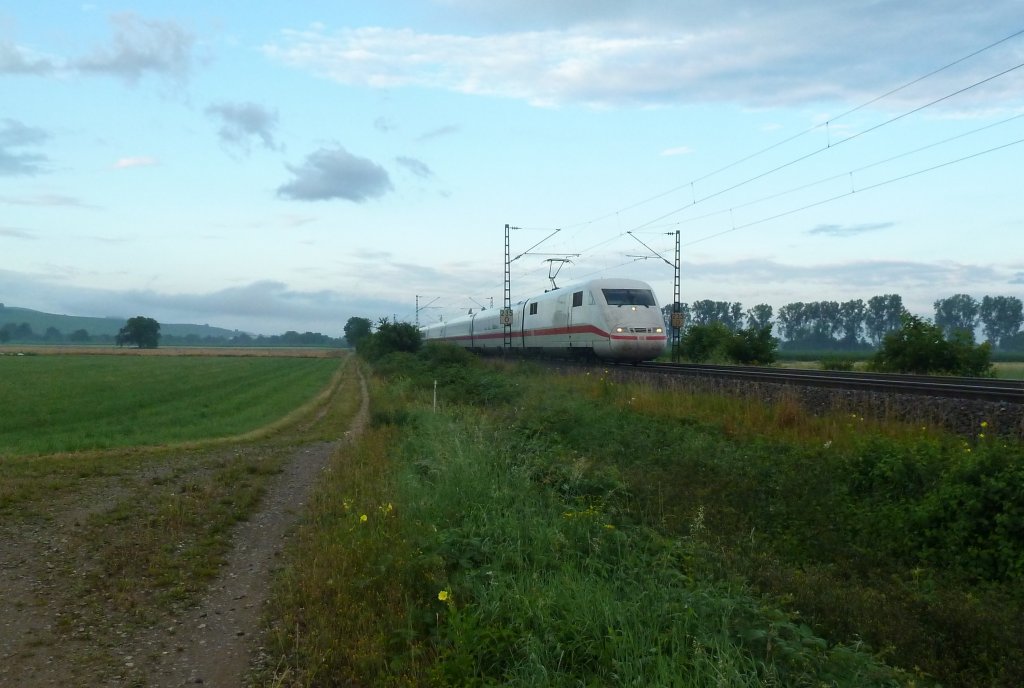 Ein leider unbekannter 401 am Morgen des 07.07.12 unterwegs von Basel SBB nach Norden. Aufgenommen wurde das Bild bei Hgelheim.