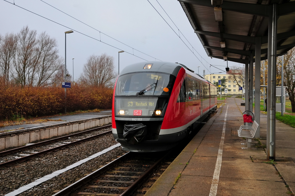 Ein letzter Gru von der Rostocker S-Bahn an der Endhaltestelle  Rostock Seehafen Nord  am 1. Dezember 2012. Genau eine Woche noch, dann wird der Zug hier wohl fr immer abgefahren sein. 