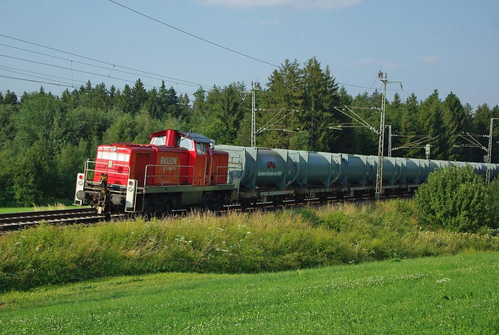 Ein letztes Bild von der Strecke, die hinter unserem Ferien-Bauernhof entlang lief zeigt die am Mllzug schiebende 294 864-4 zwischen Traunstein und Teisendorf. Aufgenommen am 16.07.2010.