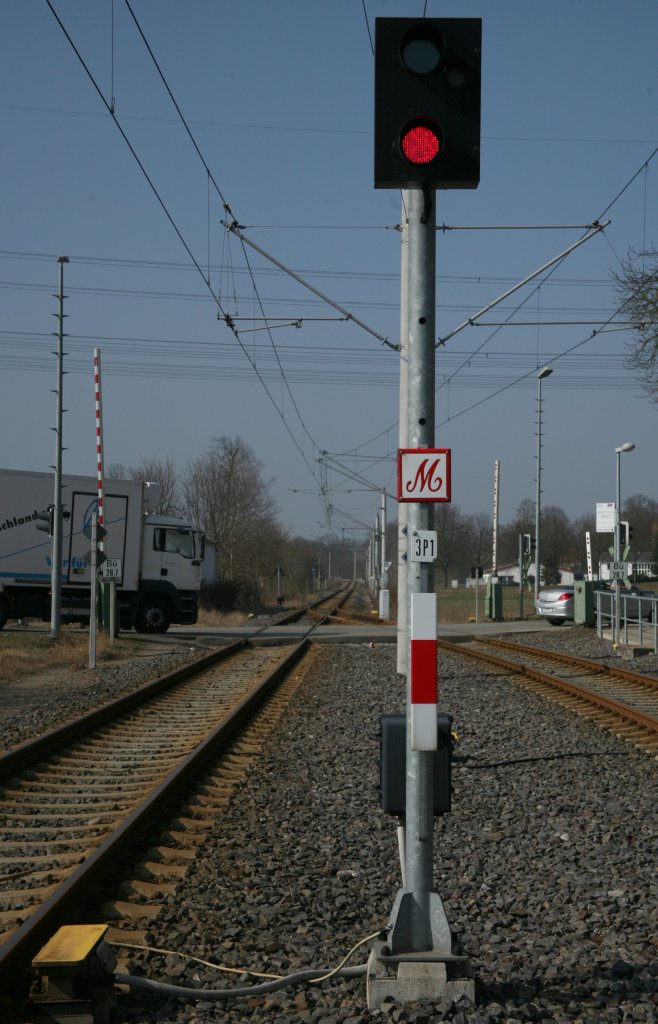 Ein Lichthautsignal in Neukirchen Klaffenbach, ausfahrtsseitig Richtung Stollberg.
die kleine M Tafel  besagt:   Am Halt  zeigenden oder gestrten Hauptsignal auf  mndlichen oder fernmndlichen Auftrag vorbeiahren  