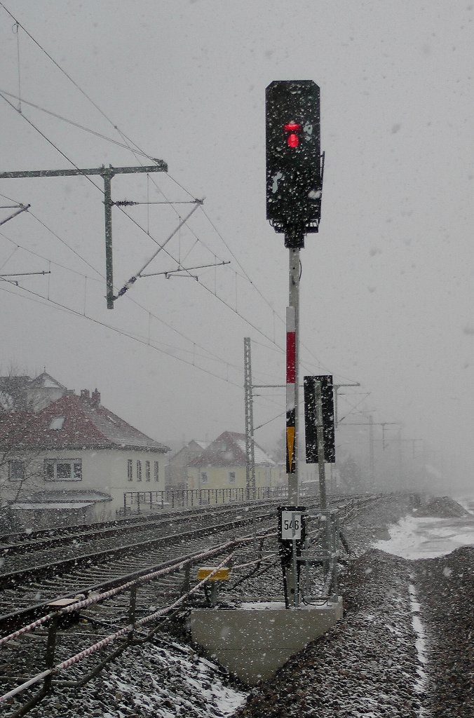 Ein Lichtsignal am 08.02.2013 an der Strecke Dresden Neustadt-Radebeul im dichten Scneetreiben gegen 15:58 Uhr. 