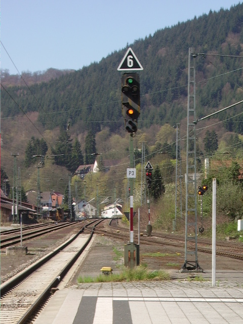 Ein Lichtsignal in Neckargemnd das auf HP 2 steht am 02.04.11