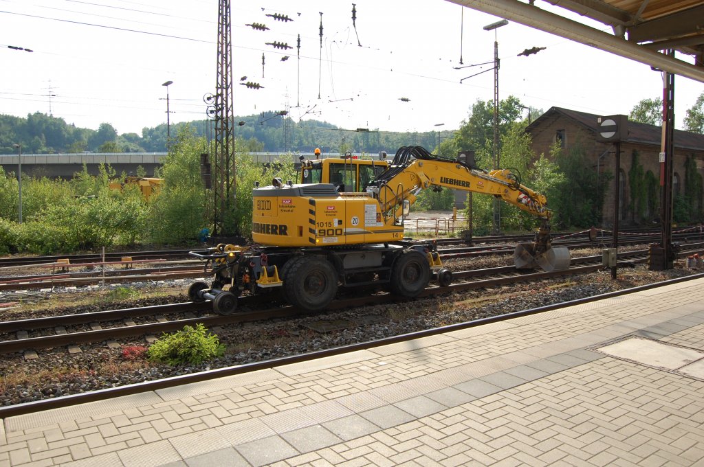 Ein Liebherr 900 Zweiwegebagger der Firma Karl August Falkenhahn (KAF Falkenhahn) 
auf Gleis 2 im Kreuztaler Bahnhof. Aufgenommen am 15. Mai 2011 in Kreuztal am Bahnhof in Hhe der Toiletten.