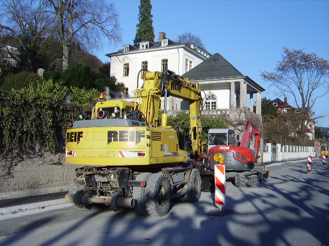 Ein Liebherr Zweiwege Bagger in Heidelberg am 02.03.11