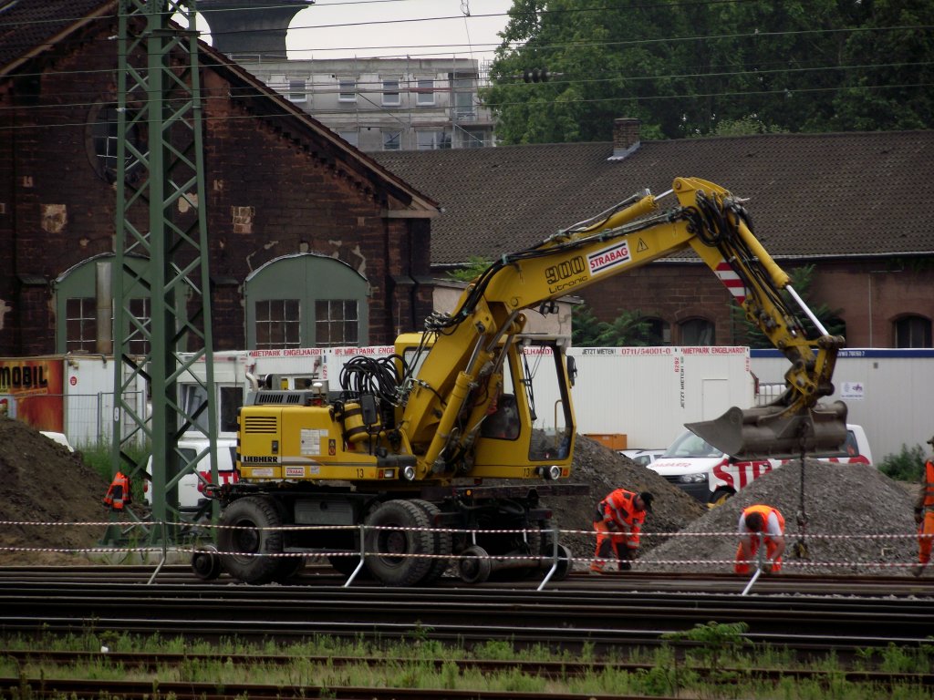Ein Liebherr Zweiwege Bagger in Mannheim Hbf bei Bauarbeiten am 31.07.11