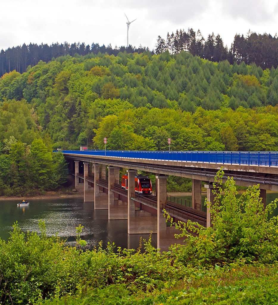 Ein LINT 27 der DreiL�nderBahn �berf�hrt am 12.05.2013 den Biggesee auf der Doppelstockbr�cke Dumicketal (bei km 16,6).
Der LINT bef�hrt die Strecke Olpe - Finnentrop (KBS 442) als Regionalbahn RB 92   Biggesee-Express  

Die KBS 442 ( Finnentrop–Olpe) ist eine 23,6 km lange eingleisige, nicht elektrifizierte Nebenbahn, die bis 1983 noch 20km weiter bis Freudenberg (Kr. Siegen) ging, mit weiteren Auschlu� �ber die auch stillgelegte Asdorftalbahn nach Betzdorf.