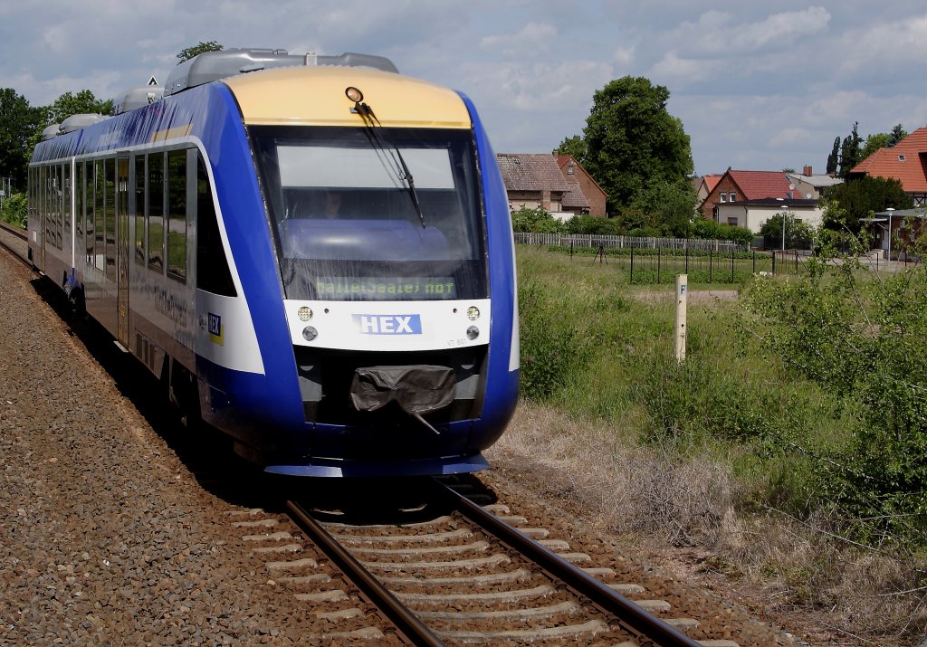 Ein LINT 27-Triebwagen, aus Halberstadt kommend, ist am 09.06.2012 unterwegs in Richtung Halle/Saale Hbf. Die Aufnahme entstand aus einem Sonderzug der PRESS und des VSE kurz vor Halberstadt.