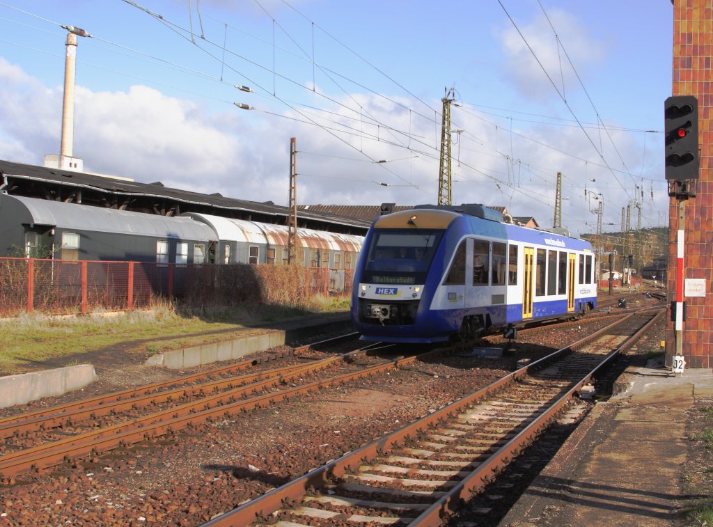 Ein LINT 27-Triebwagen des  Harz-Elbe-Express , aus Halberstadt kommend, luft am 07.04.2012 im Bahnhof Blankenburg/Harz ein.