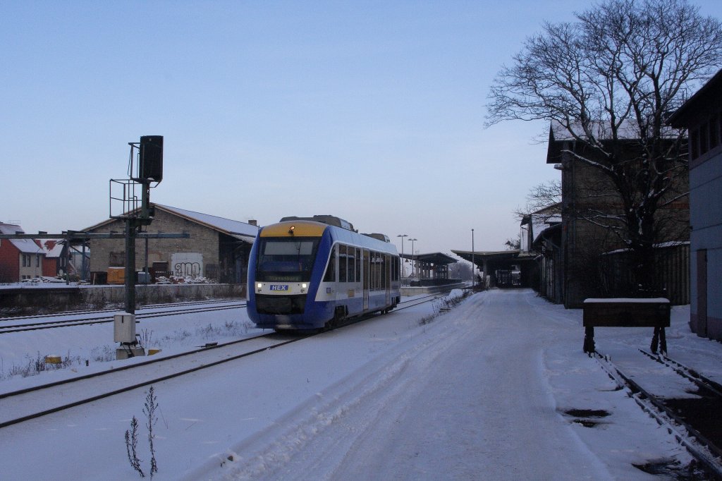 Ein LINT 27-Triebwagen des Harz-Elbe-Express (HEX) in Richtung Vienenburg bei der Ausfahrt aus dem Bahnhof Wernigerode am Nachmittag des 25.01.2013.