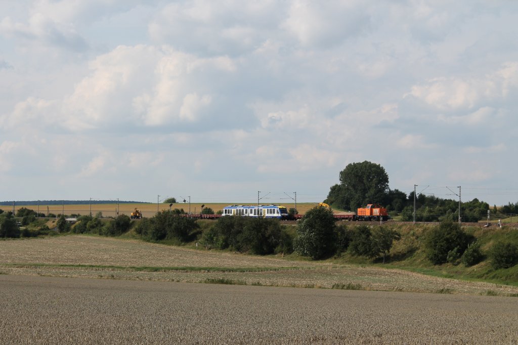 Ein Lint 41 der Bayerischen Regiobahn fhrt am 13.08.2013 kurz hinter Eitensheim an der Baustelle vorbei, wo gerade der Schotter neu aufgebracht wird.