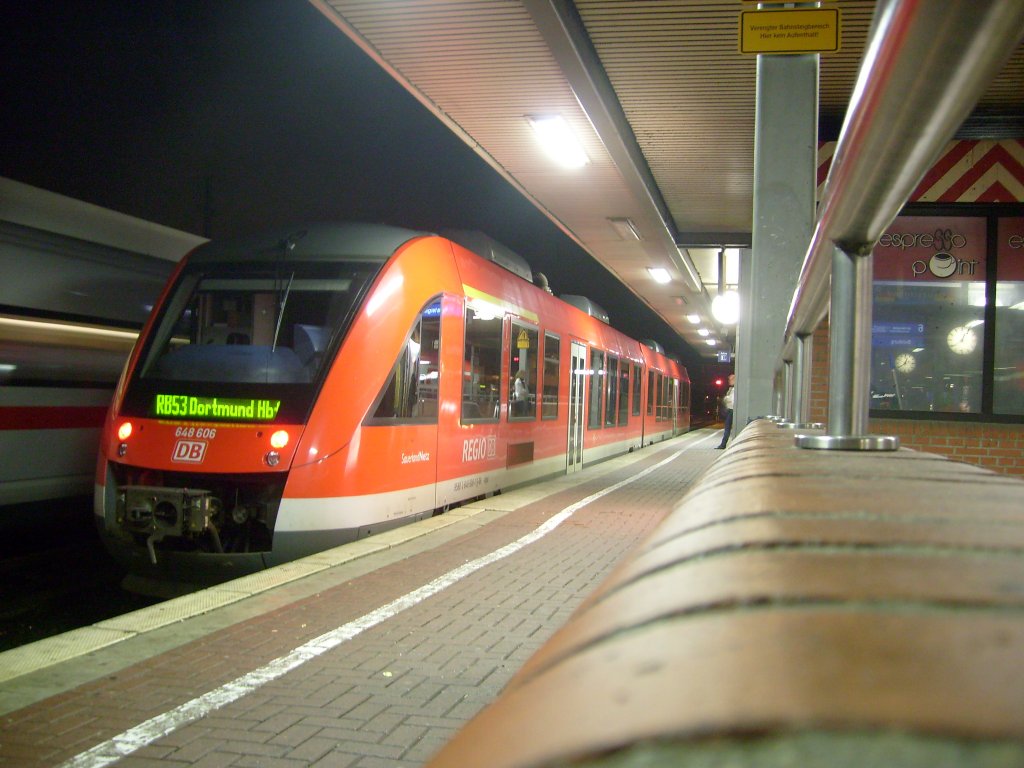Ein Lint 41 steht hier in Dortmund am S-Bahnsteig 7 und wartet bis der im Hintergrund eingefahrene ICE nach Mnster ausgefahren ist und er somit endlich ins BW einfahren kann.