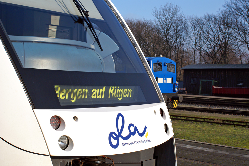 Ein LINT der Ostseeland Verkehr GmbH (OLA) trifft am 30.12.2008 in Putbus auf 312 001-1 der PRESS.
