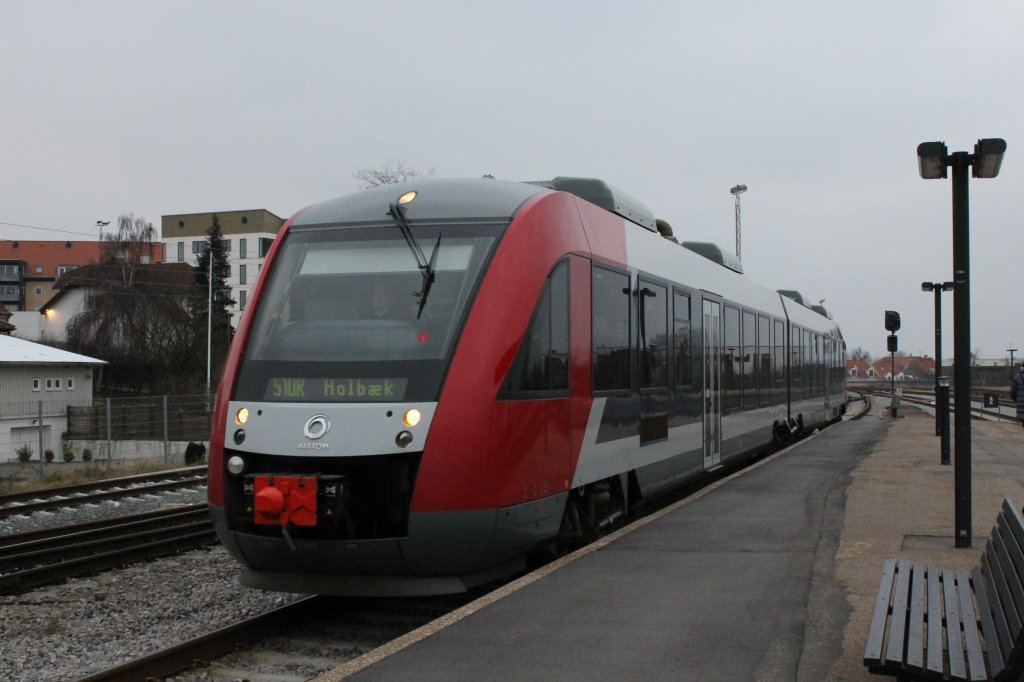 Ein LINT vom Regionstog fhrt im Bahnhof Holbk ein. 28-01-12