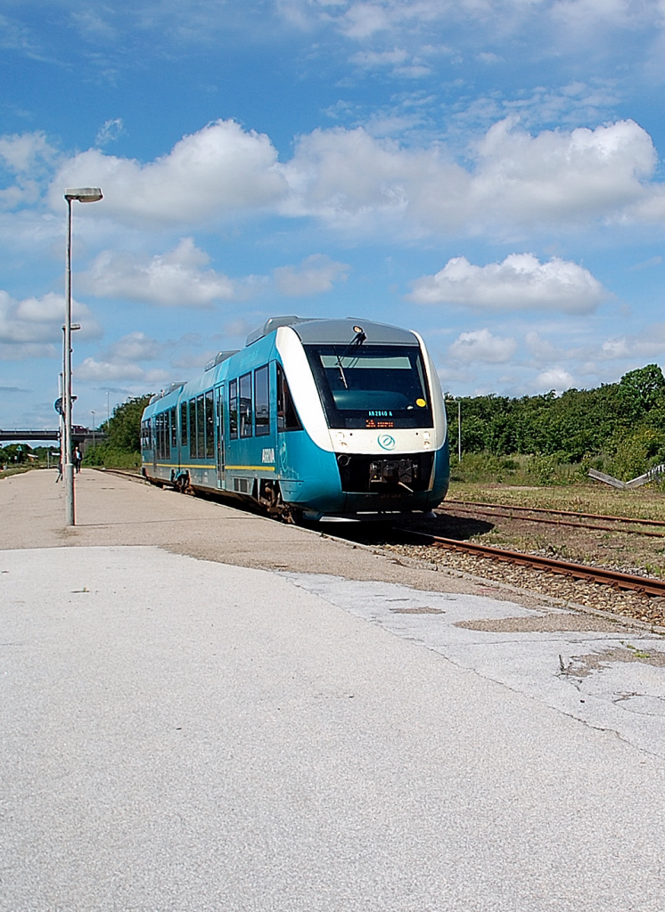 Ein Lint41 der ARRIVA verlsst am 15.6.2011 den Bahnhof Ringkbing um 16:11