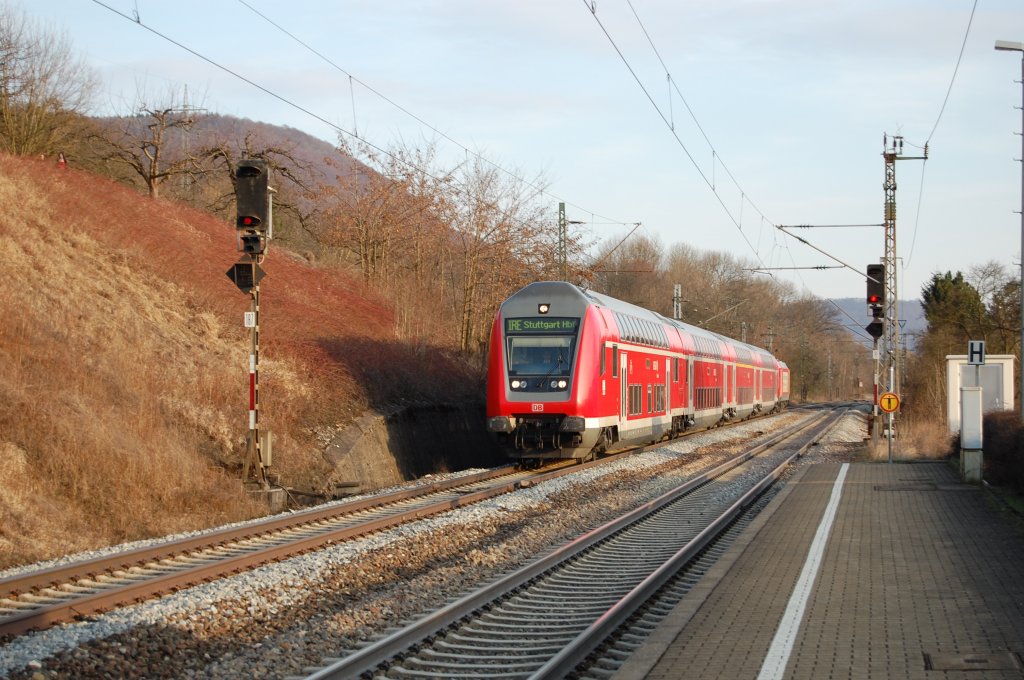 Ein von einer Lok der BR 146.2 geschobener InterRegioExpress nach  Stuttgart Hbf  durchfhrt am Abend des 19.3.2010 den Bahnhof von Gingen.