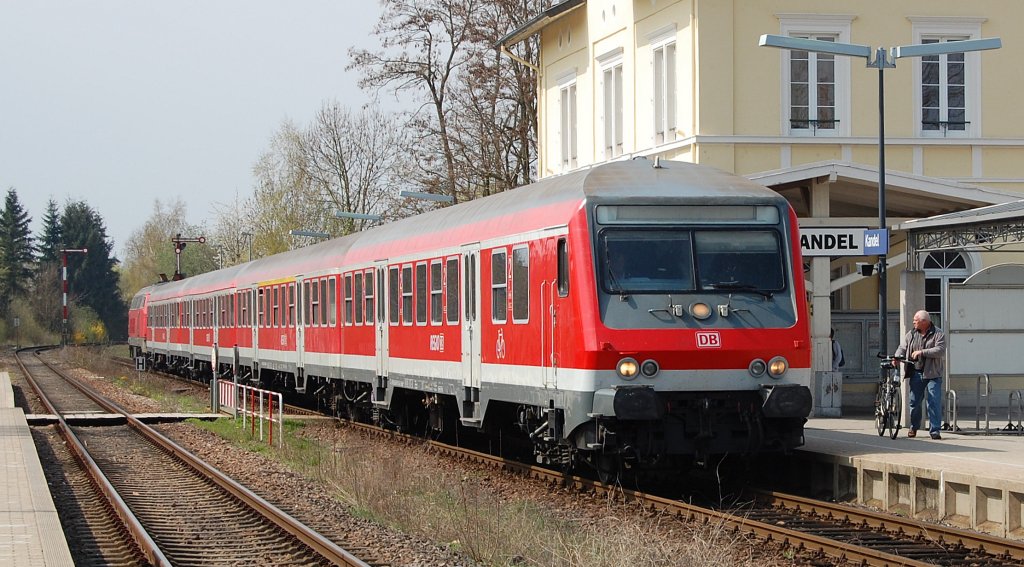 Ein von einer Lok der BR 218 nachgeschobener RE nach Karlsruhe fhrt am 10.4.2010 in den Bahnhof von Kandel ein.