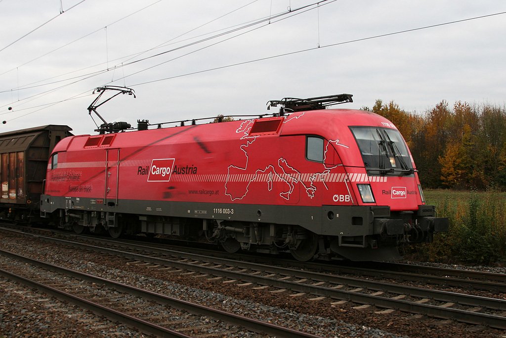 Ein Lokportrait von 1116 003 „Rail Cargo Austria“. Aufgenommen am 03.11.2009 in Obertraubling.