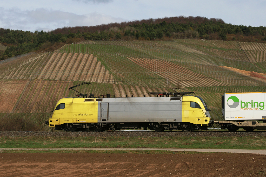 Ein Lokportrait von 182 595. Aufgenommen am 31.03.2010 bei Thngersheim im Maintal.