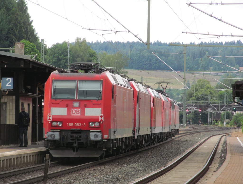 Ein Lokzug bestehend aus 152 011, einer 140er, zwei 185er, einer 185er mit Green Cargo Schriftzug und 185 083-3 am Zugschluss durchfhrt am 16. Juli 2012 den Bahnhof Kronach in Richtung Saalfeld.