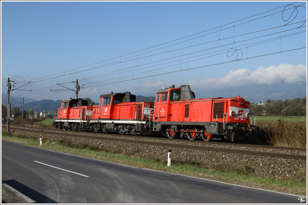 Ein Lokzug bestehend aus 2067 100, 2068 47 & 44 fuhr mir heute in St.Lorenzen vor die Linse.
22.10.2011