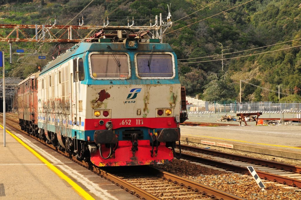 Ein Lokzug bestehend aus der E652 113 und E655 271 durchfhrt den Bahnhof von Deiva Marina an der Ligurischen Kste am 19.04.2013.