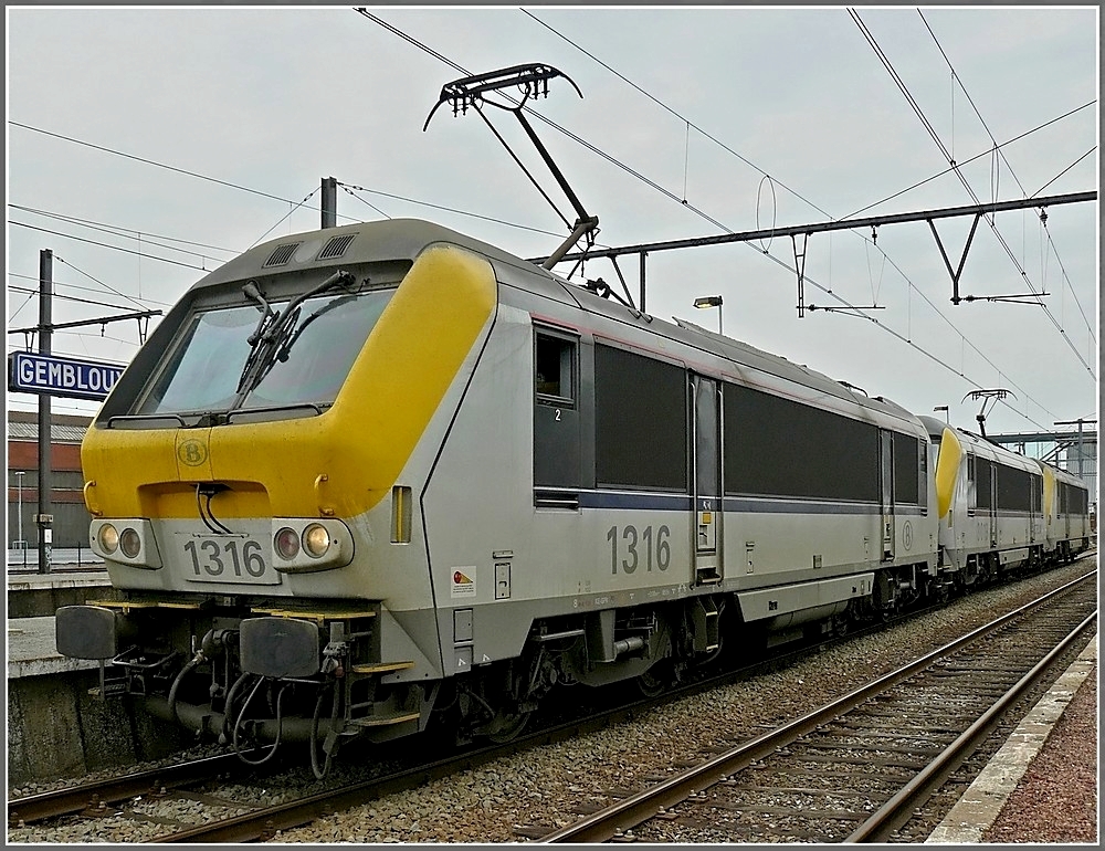 Ein Lokzug, bestehend aus zwei SNCB Srie 13 und in der Mitte einer CFL Srie 3000, durchfhrt am 29.05.10 den Bahnhof von Gembloux. (Hans)