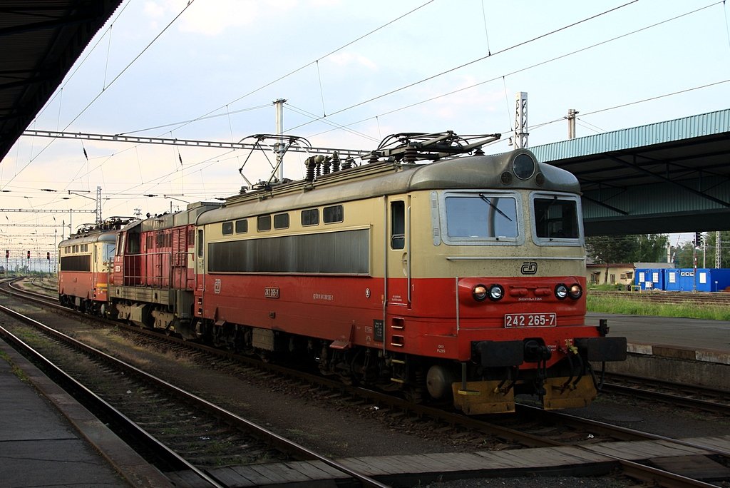 Ein Lokzug, mit 242 265 + 742 218 + 242 275, wartet im Bf Cheb am 06.06.2008 auf die Weiterfahrt.