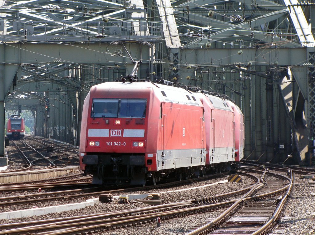 Ein Lokzug mit drei 101,101 121-0 an der Spitze, durchfhrt Kln HBf am 21.-7.-2010