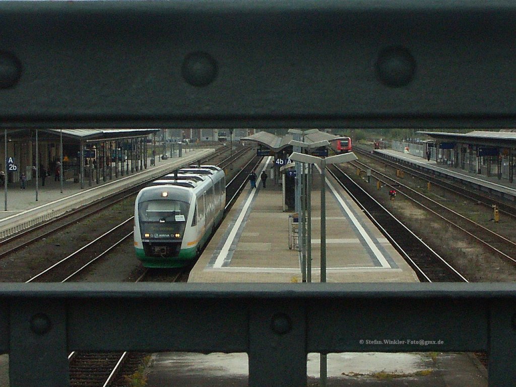 Ein Luftstegblick in Hof Hbf am 17.09.2010. Unten rangiert grade ein VGB-Desiro von seinem Bahnsteig weg, vermutlich startet er auf einem anderen Gleis die nchste Fahrt.