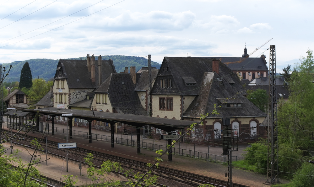 Ein Mrchenschloss fr Eisenbahner - 

Das heutige Bahnhofsgebude Karthaus wurde um 1903/1904 erbaut und wurde im Stil eines Mrchenschlosses immer wieder um eine Einheit erweitert, bis es seine aktuelle Erscheinungsform erhielt. Das Empfangsgebude, die Nebengebude und die Perronhallen stehen unter Denkmalschutz.
Das Bahnhofsgebude wird heute nicht mehr genutzt und steht leer.
Im Dezember 2012 wurde das Gebude versteigert.

Leider wird diese schne Bausubstanz nicht mehr gepflegt. Milliarden werden fr Groprojekte vergraben und die Gebude auf dem  flachen Land  verkommen und werden wie auch hier mit dem Transparent:  ZU verkaufen  geziert.

Die Dampflok Freunde haben Karthaus in nicht so guter Erinnerung. Hier wurde eine groe Zahl von Dampfrssern ausgeschlachtet und verwertet.

01.05.2012 - Bahnhof Karthaus - Trennungsbahnhof - KBS 692 - 685