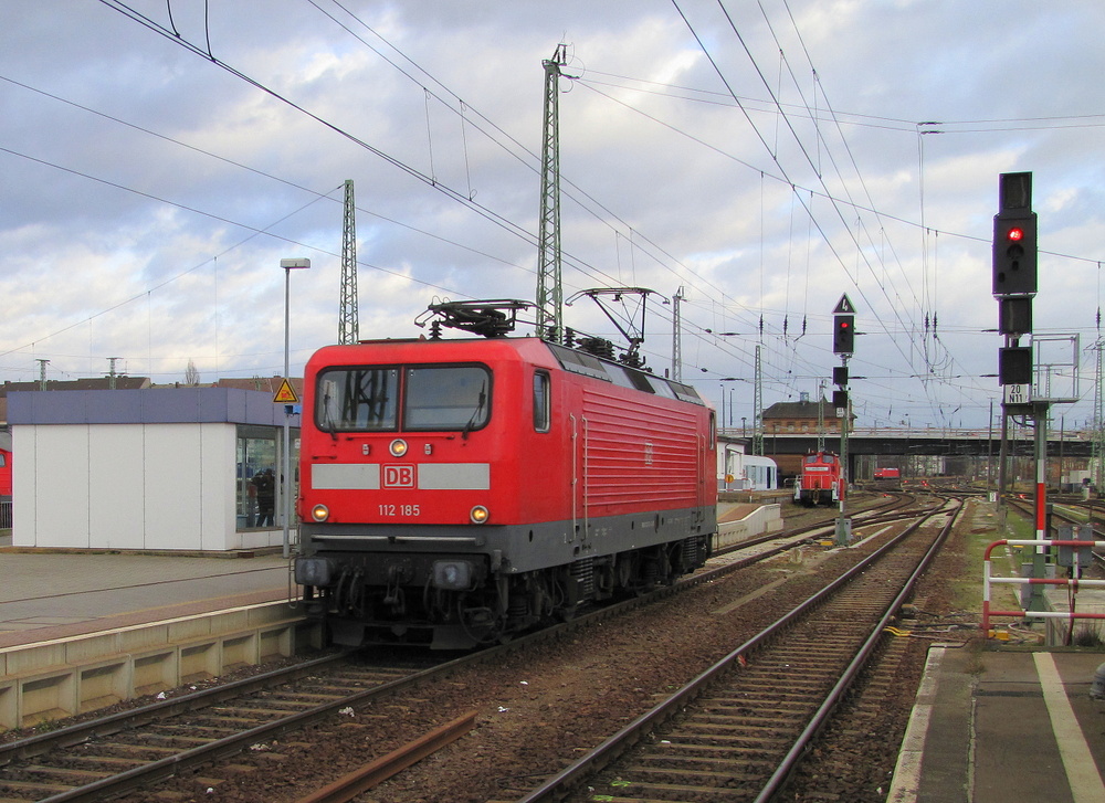 Ein Mangel an schnellen Loks herrscht momentan bei DB Regio AG, Region Nord/Ost, nicht. Nachdem alleine 6 Loks der Baureihe 112 und 114 im Bahnhof standen kann man davon ausgehen. Eine musste allerdings an dem Tag noch arbeiten. Es hat 112 185 getroffen. Sie rangierte hier durch Gleis 6 und fuhr dann an einer Garnitur des RE3 ran. Cottbus Hbf den 29.12.2011