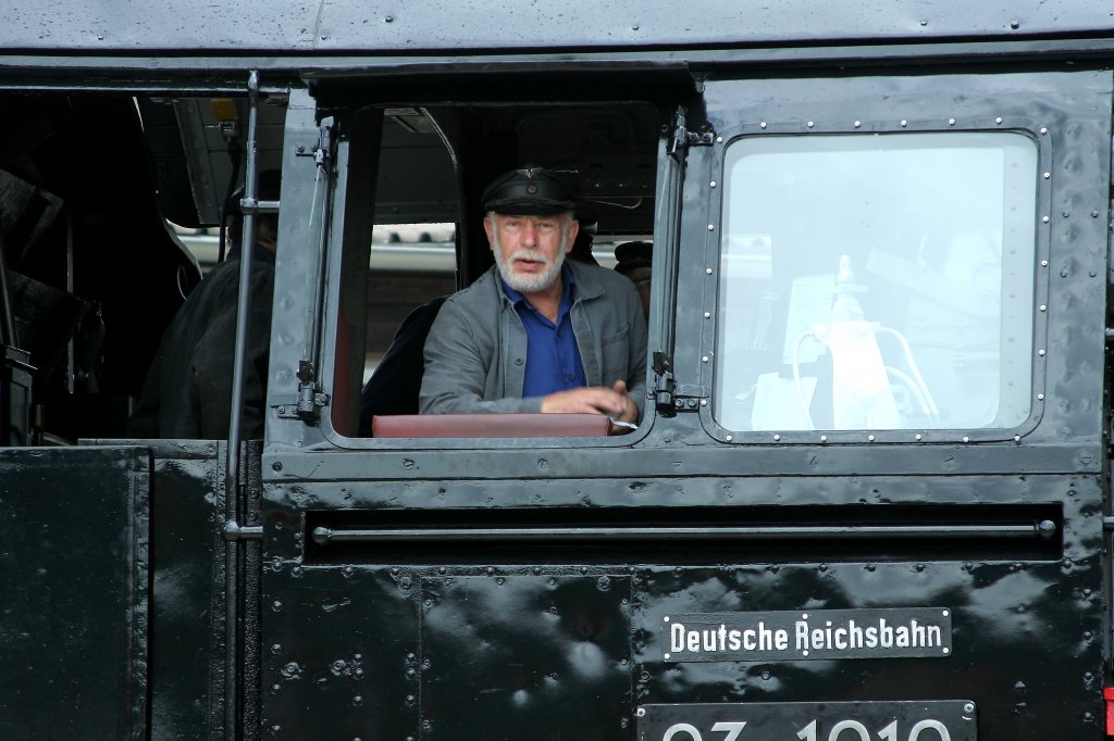 Ein Mann und seine Maschine! Harry Heydenbluth aus Halle/Saale, Stammlokf�hrer von 03 1010 und Vorsitzender des F�rdervereins Schnellzugdampflok 03 1010 e.V. w�hrend der offiziellen (!!) Pr�sentation von 03 1010 am 02.07.2011 nach erfolgter Hauptuntersuchung auf der Drehscheibe im Dampflokwerk Meiningen (war an diesem Tag f�r Besucher ge�ffnet!).
Der engagierten, und gr��tenteils ehrenamtlichen und nicht zuletzt auch mit erheblichem zeitlichen und finanziellen Aufwand verbundenen (!!) Arbeit von Menschen wie ihm und noch vielen anderen ist es zu verdanken, dass wir auch heute noch historische Bahnfahrzeuge in altem Glanz und auch voller Aktion erleben k�nnen! Ich denke, das kann man nicht genug w�rdigen und somit auch hier und mit diesem Bild, mal ein ganz gro�es Dankesch�n an alle, die hierf�r mit ihrer wirklich aufw�ndigen Arbeit einen einzigartigen Beitrag leisten und uns die wundersch�nsten historischen Bahnerlebnisse erm�glichen!