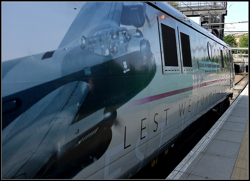 Ein martialischer WW II-Bomber zierte die Flanke unserer Schublok nach London. Endinburgh, 14.7.2013