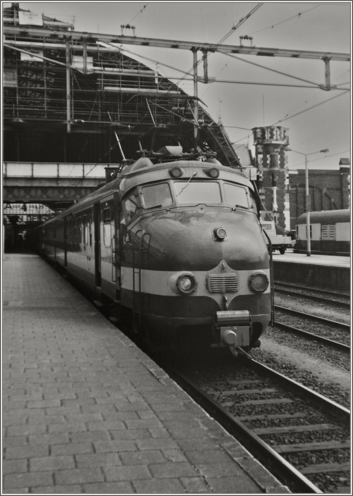 Ein Mat'57 wartet als IC 5463 in Amsterdam CS auf die Abfahrt nach Bruxelles.
26. Juni 1984