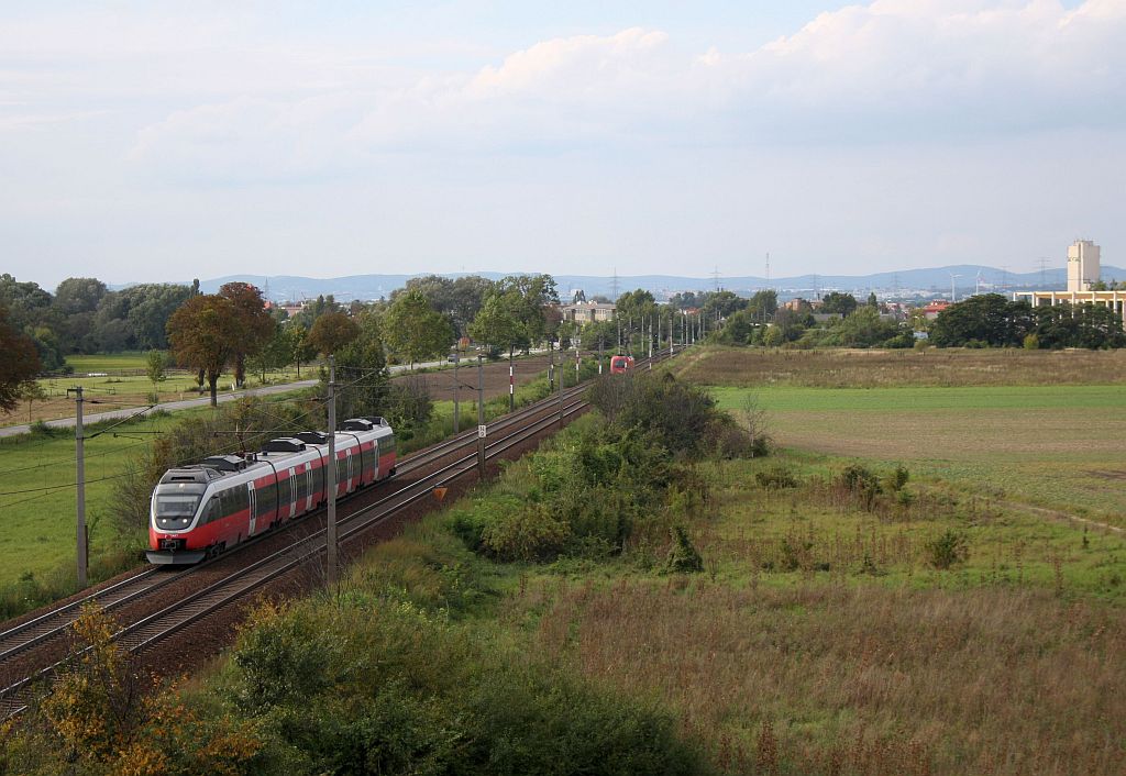 Ein MAV Talent fhrt als REX 9433 von Wien Sdbahnhof(Ost) nach Gyr, hier unterwegs zwischen Himberg und Gramatneusiedl. 18.9.10