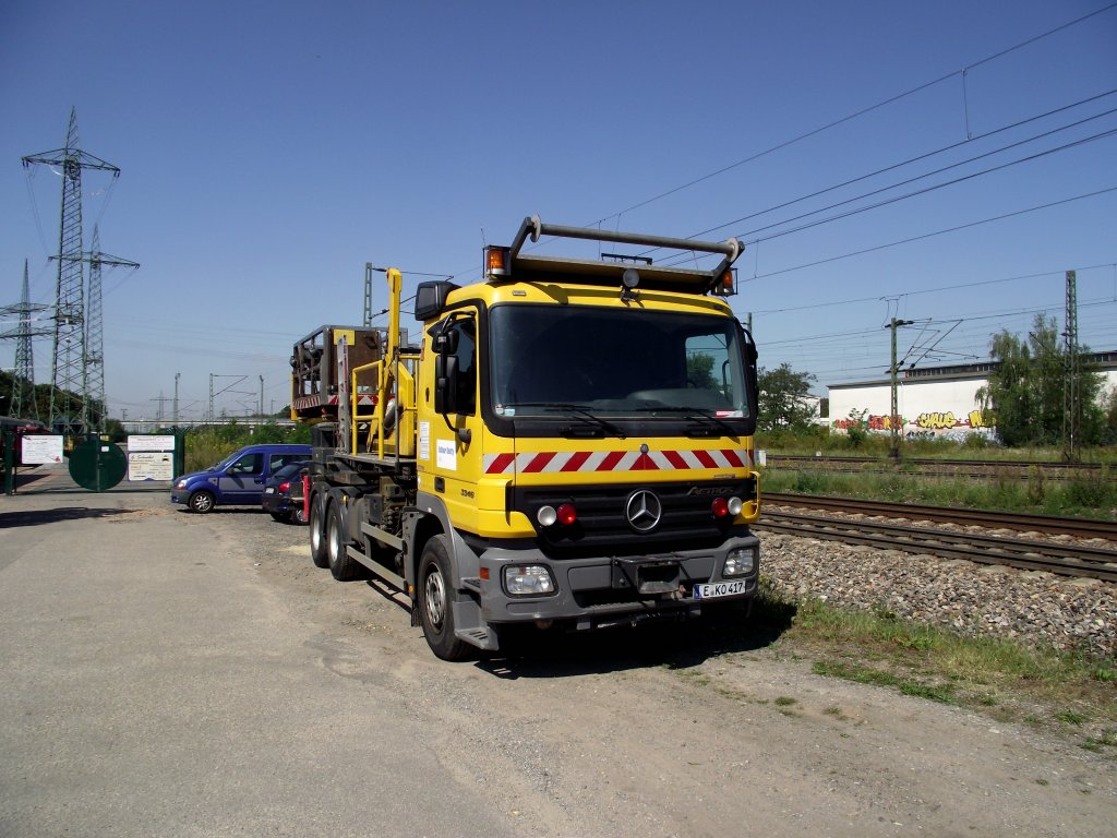 Ein MB Actros als Zweiwege Fahrzeug mit Hebebhne von vorne am 03.09.11 in Mannheim