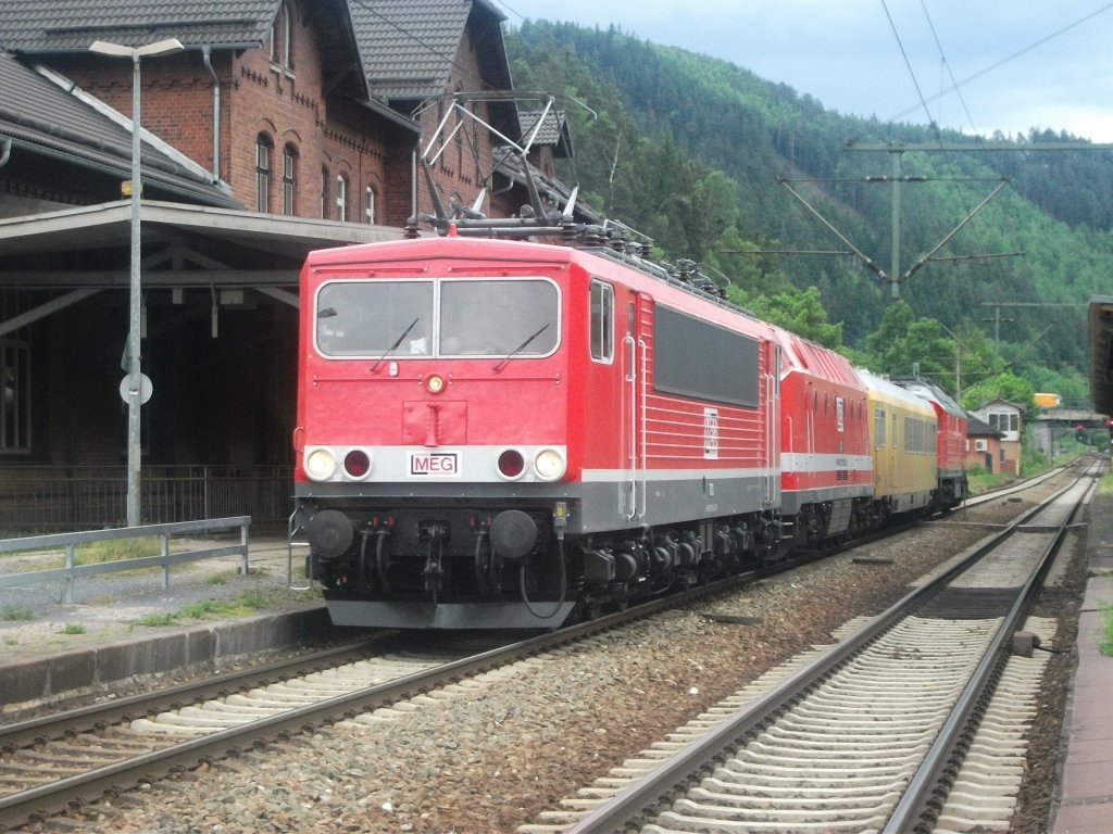 Ein MEG-Zug bestehend aus MEG 701 (155 124), MEG 302 (229 173), MEG-MEsswagen und MEG 318 (232 690) durchschleicht den bahnhof Probstzella Richtung Saalfeld/S.