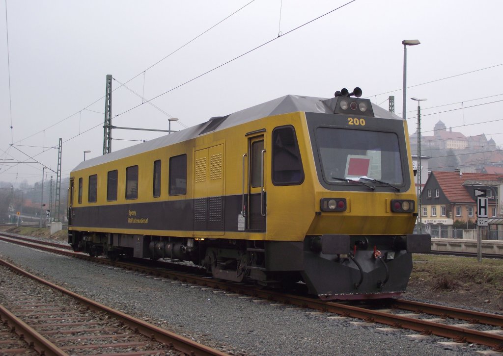 Ein Messfahrzeug der Firma Sperry Rail Service steht am 19. Februar 2011 auf Gleis 5 in Kronach abgestellt.