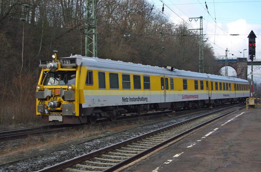 Ein Messzug (719 045-5) zur Lichtraummessung und Fahrwegsmessung. Ich hab keine Ahnung, wozu Lichtraum gemessen werden muss, geschweige denn, was das genau ist, jedenfalls sieht dieses Gefhrt von vorn echt gefhrlich aus. :) Aufgenommen am 04.03.2010 in Eichenberg.