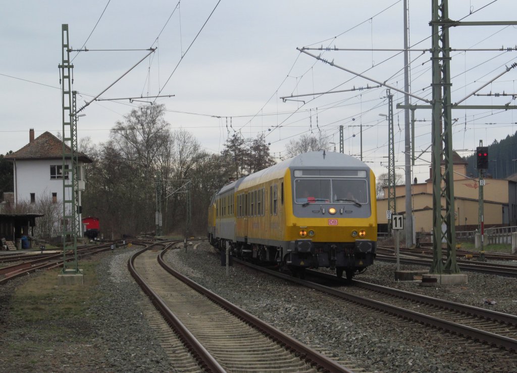 Ein Messzug erreicht am 14. April 2013 mit fhrendem Wittenberger Steuerwagen den Bahnhof Kronach auf Gleis 2.