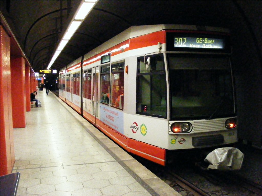 Ein meterspuriger Niederflurtriebwagen NF 6 D der BOGESTRA im U-Bahnhof Bochum Hbf am 13. November 2009.
