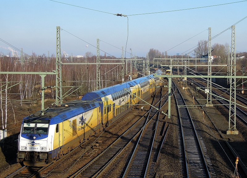 Ein Metronom-Zug Richtung Cuxhaven vor den berwucherten Resten des Gterbahnhofs Hamburg-Wilhelmsburg. 25.1.2012