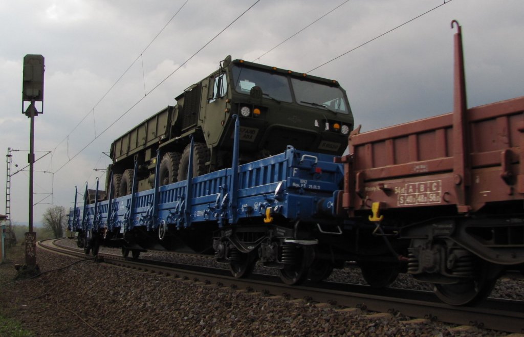Ein Militrfahrzeug auf einem Transportwagen, in einem Militrzug Richtung Wiesbaden, bei Erbach (Rheingau); 30.03.2011
