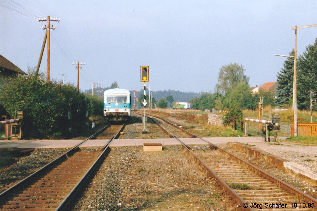 Ein mintgrner VT 628 kommt am 18.10.95 als RB von Gunzenhausen in Langlau an. Im Vordergrund der handbediente Bahnbergang, fr den der Bahnhof noch ganztgig mit einem Fahrdienstleiter besetzt war.