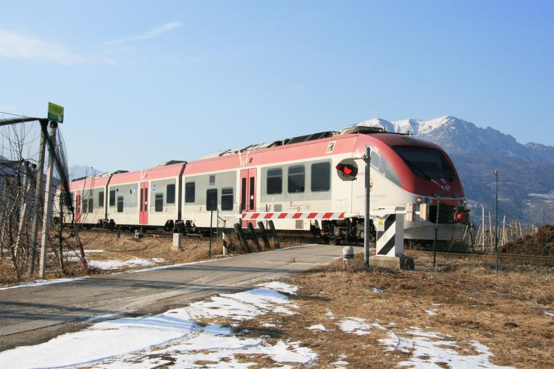 Ein Minuetto berquert einen kleinen unbefahrenden Bahnbergang bei Novaledo. Strecke Trento - Bassamo del Grappa; 05.02.2012