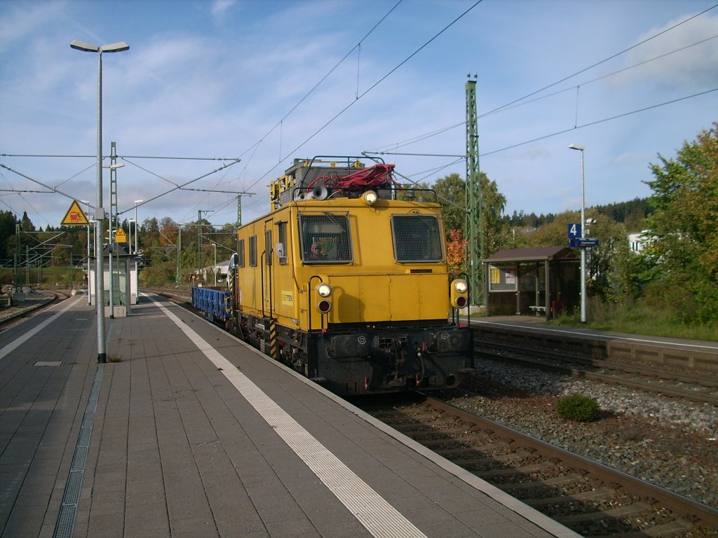 Ein mir unbekanntes Baufahrzeug durchfhrt am 09.10.2011 zusammen mit einem Flachwagen den Bahnhof Steinbach am Wald auf der Frankenwaldbahn.