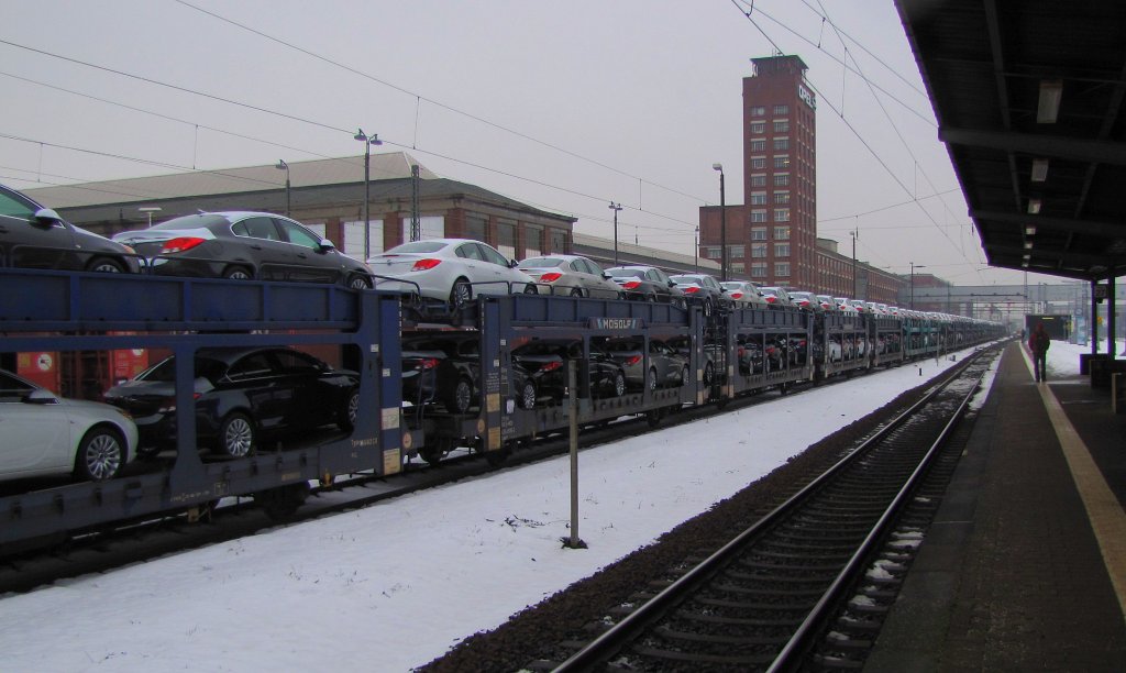 Ein mit Buick Regal´s beladener Mosolf-Autozug mit Laars Wagen, steht abfahrbereit nach Zeebruegge im Bf Rsselsheim Opelwerk; 22.12.2010