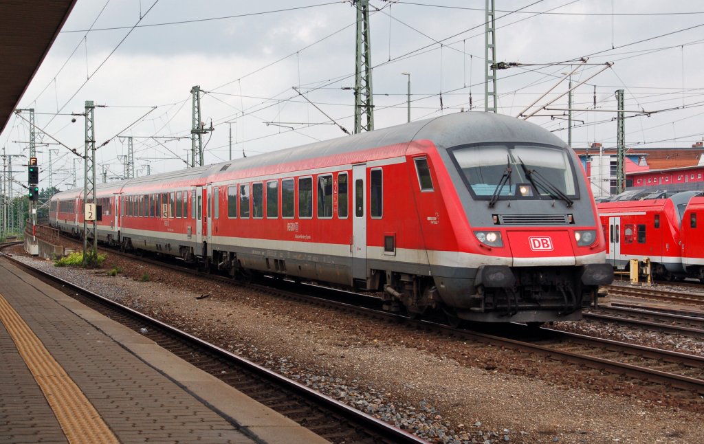 Ein MNE erreicht am 24.07.10 aus Richtung Mnchen kommend in krze den Nrnberger Hbf. Fotografiert vom S-Bahnhof Drrenhof.